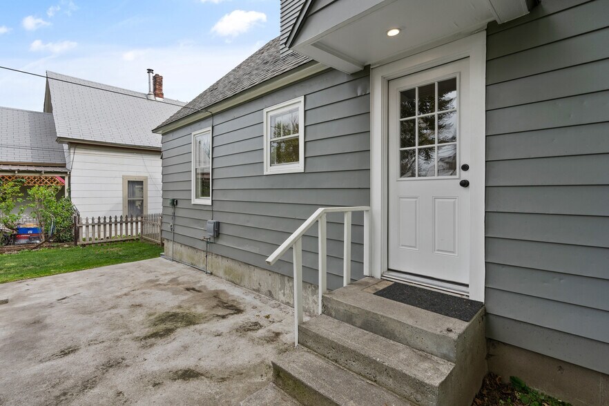 Building Photo - 1011 E Nora Ave