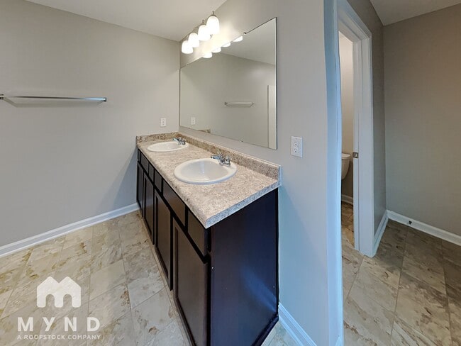 Building Photo - 404 Lake Ridge Ln