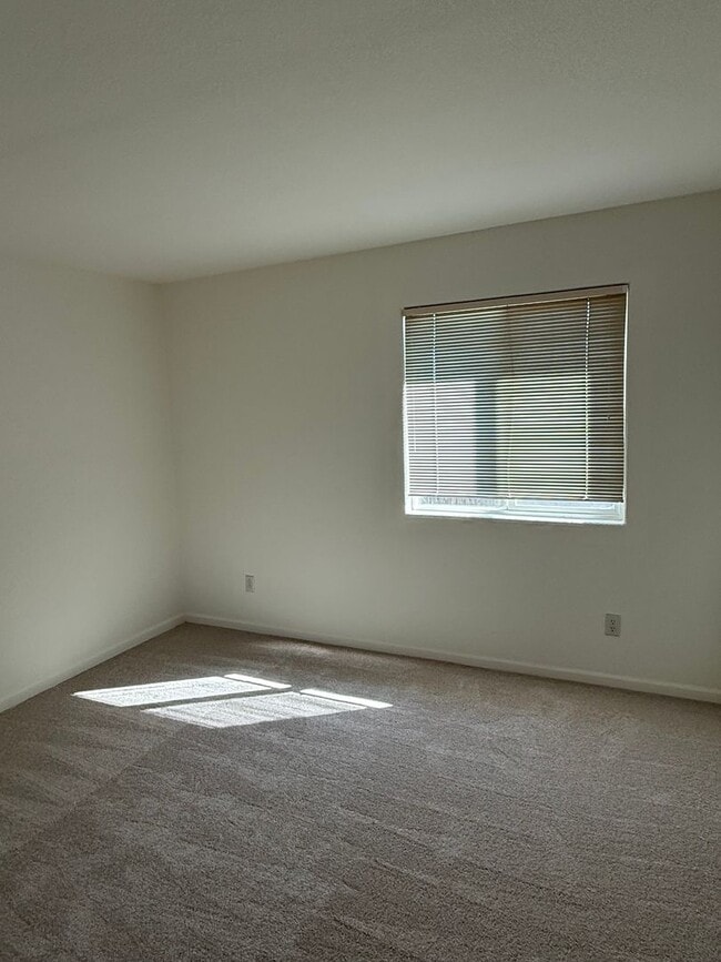 Building Photo - LARGE CORNER LOT 2 STORY 4 BED HOME IN MATHER