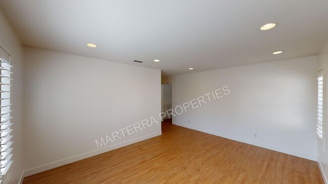 Building Photo - Beautiful 3 Bedroom Home