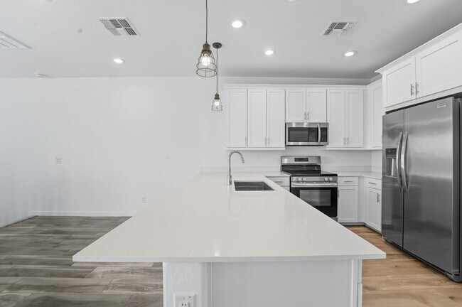 Building Photo - Like Brand New Luxurious Modern 3 Bedroom 2 Bath Townhome in Warner Meadow – Rare Rental Opportun...