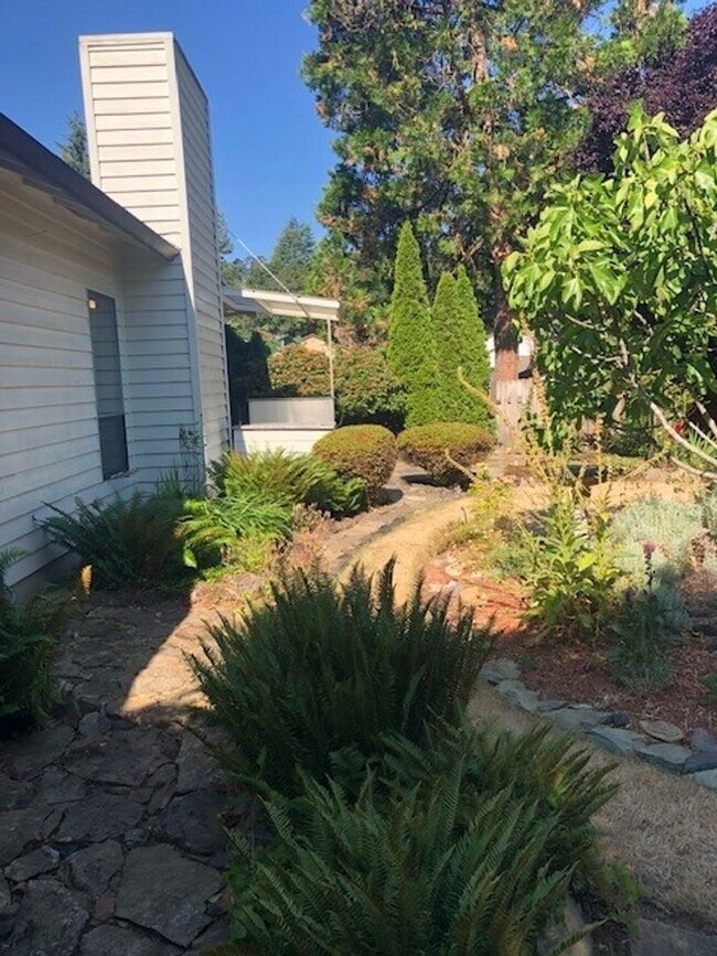 Building Photo - Well Maintained Three Bedroom Home in South Salem