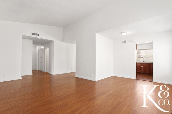 Building Photo - 559 W Avenida De Las Flores