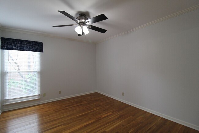 Building Photo - May FREE On This 2 Bedroom 1 Bath Apartment In The West Plaza Area