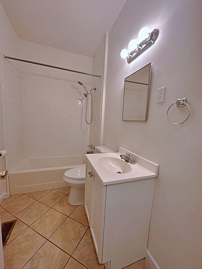 Building Photo - Bellevue - 2 Bedroom Apartment