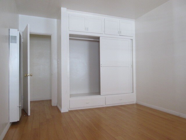 Building Photo - 1410 N Kenmore Ave