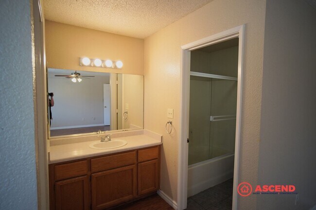 Building Photo - Three Bedroom Home in South Bakersfield!