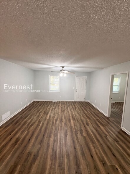 Building Photo - 711 W Creek Cir