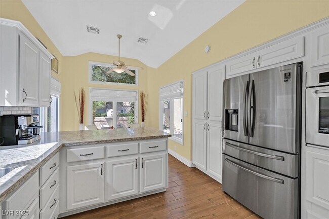 Building Photo - 8161 Round Hills Cir