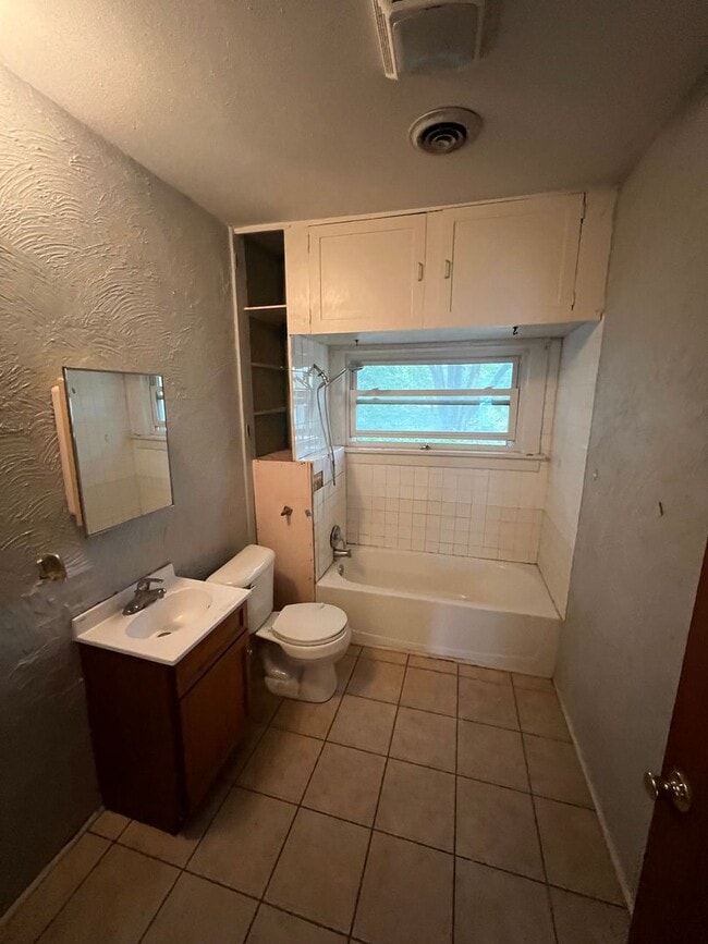 Building Photo - Spacious 4 Bedroom House