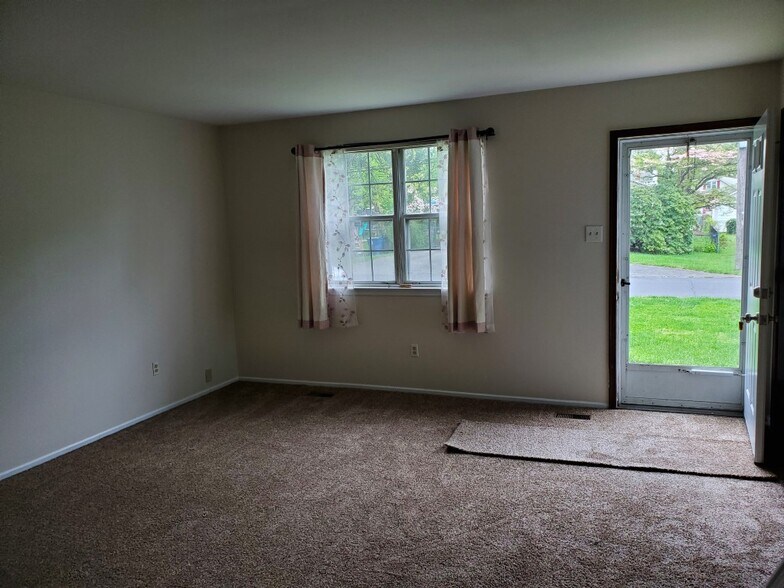 Den - 324 Garden Ave