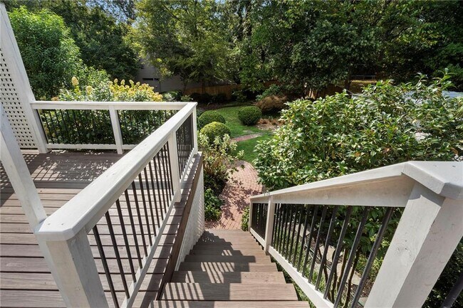 Building Photo - 2512 Brookwood Dr NE