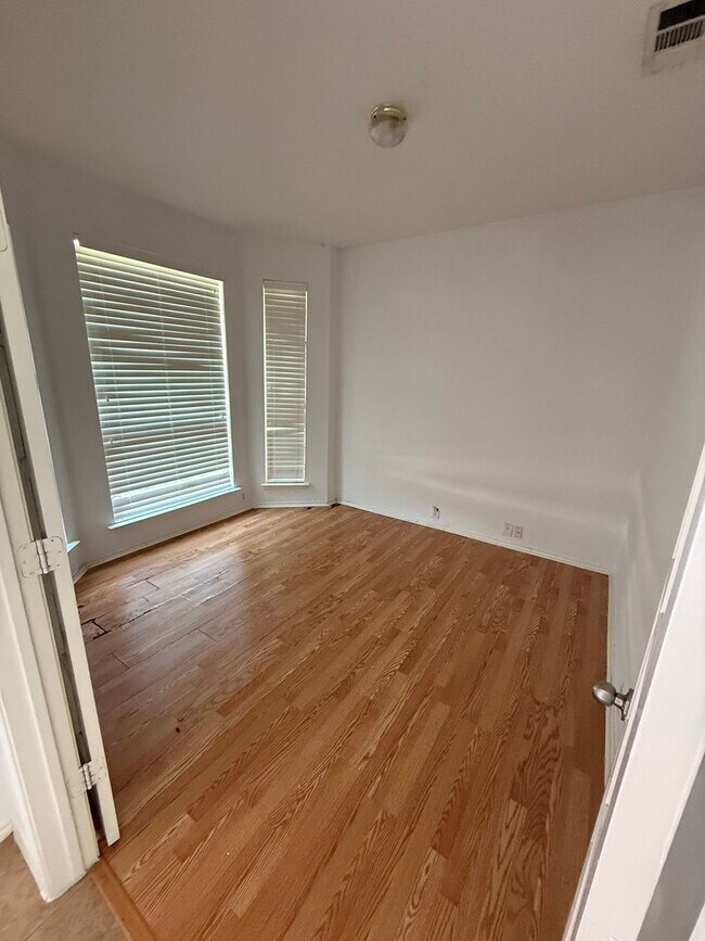 Building Photo - MOVE IN SPECIAL! $500.00 OFF 1ST FULL RENT!!Brick Home 4 bed 3.5 bath 2 car garage