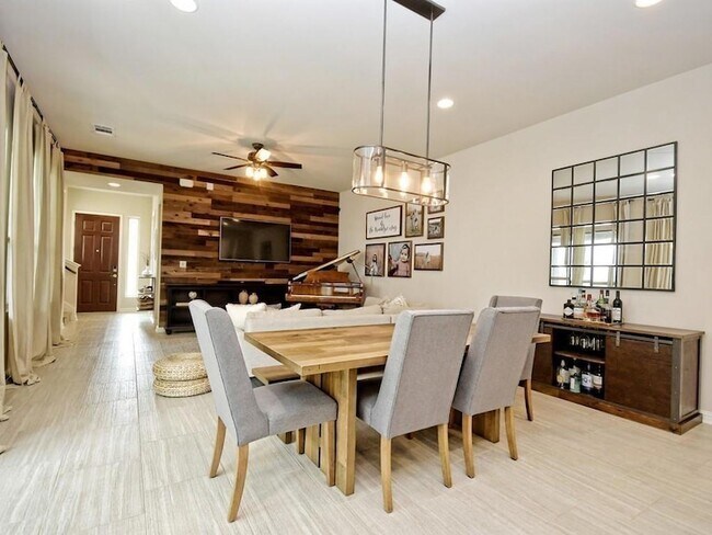 Building Photo - 1708 Arcilla St