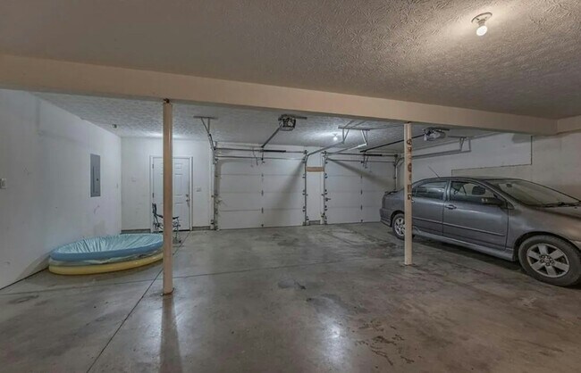 Building Photo - 470 Yale Dr