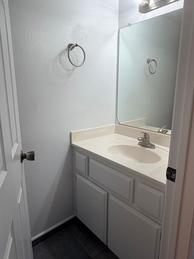 Building Photo - 3+2.5 Two Story in Tehachapi City