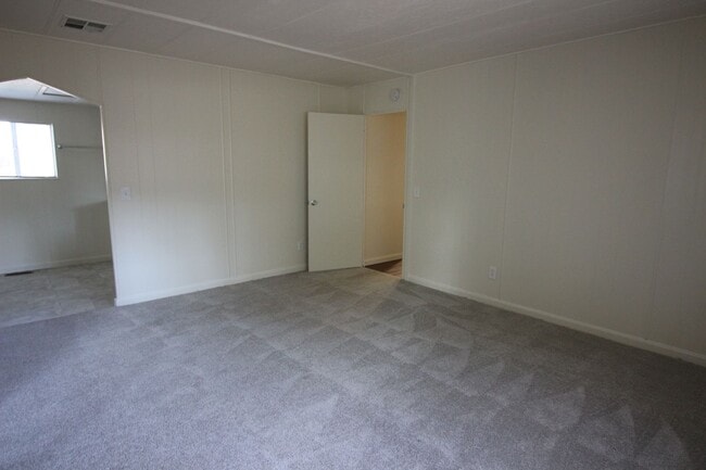 Building Photo - 2 Bedroom Mobile Home for Rent