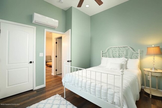 Building Photo - Private 1 Bed 1 Bath Back House with Yard ...
