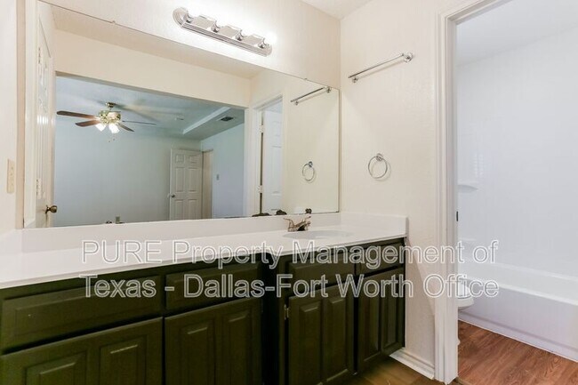Building Photo - 928 Freestone Dr