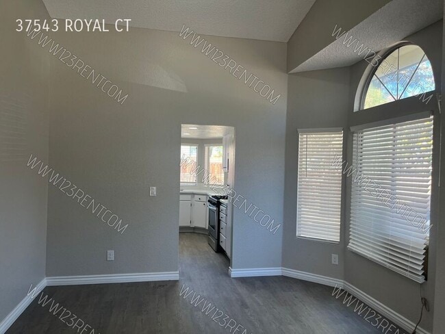 Building Photo - 37543 Royal Ct
