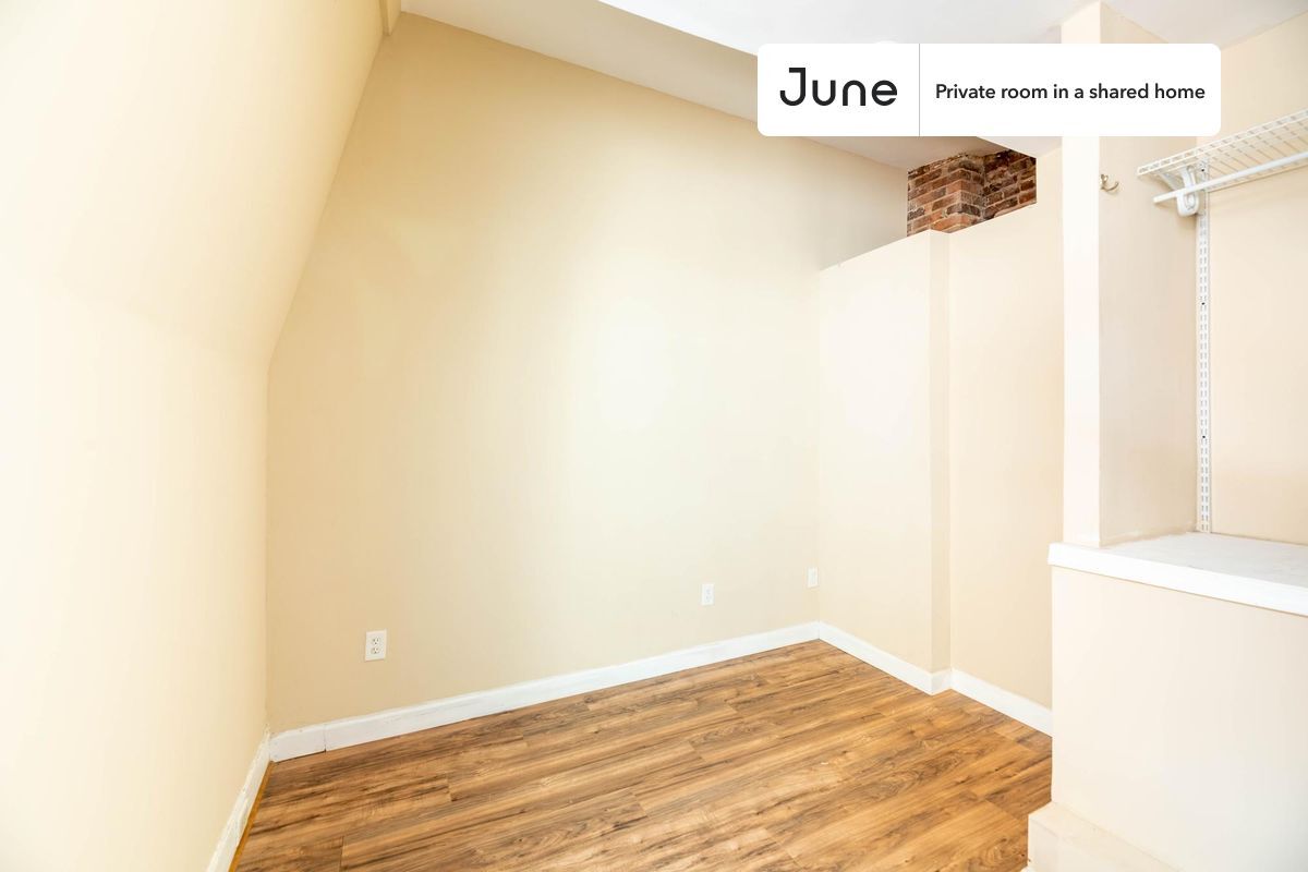 Building Photo - Private bedroom in 8 bed/3.5 bath Home