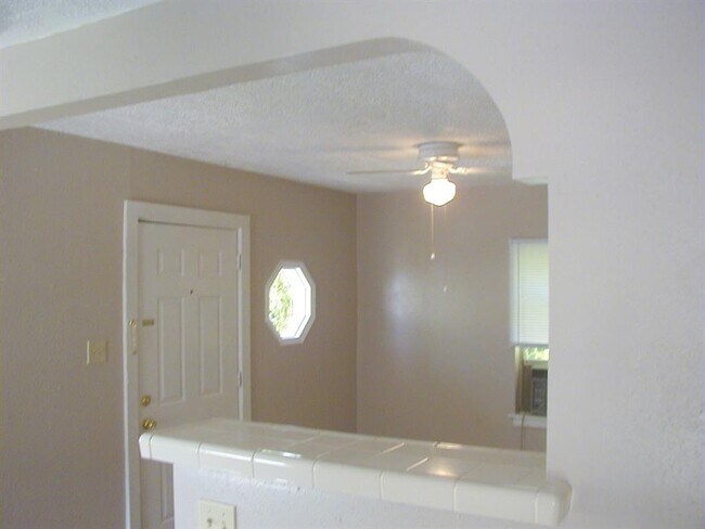 Building Photo - 1230 Cortlandt St