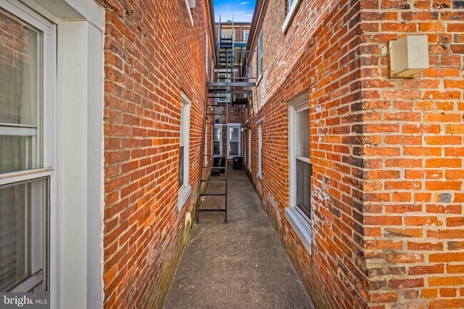 Building Photo - 731 S Bond St