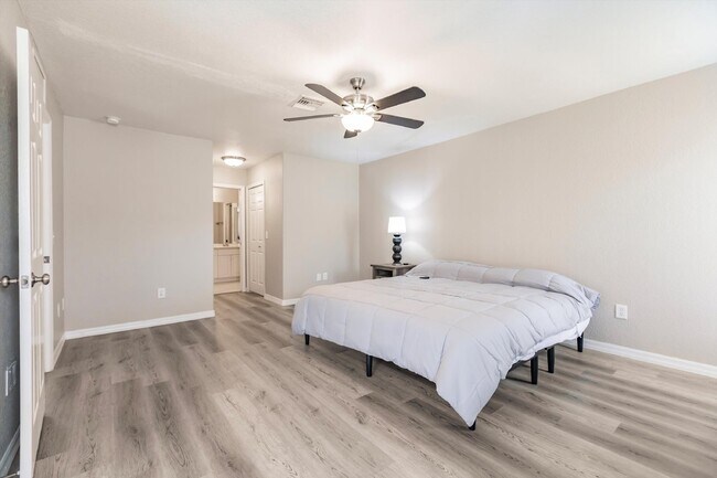 Building Photo - "Charming 3-Bedroom Home with 2 Full Baths and Spacious 2537 Sq Ft in North Port, FL!"