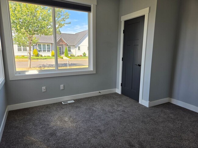 Building Photo - 1702 Aaron Dr