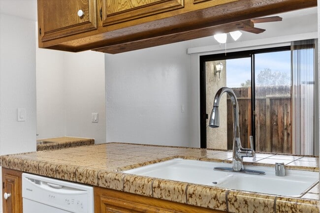 Building Photo - Beautiful 2-Bedroom Condo in Bakersfield, CA