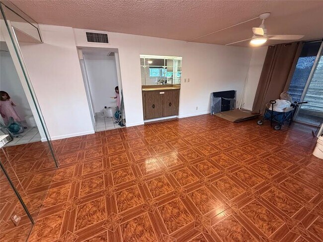 Building Photo - 410 NW 68th Ave