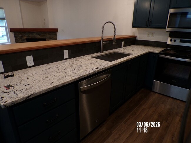 Building Photo - Newly remodeled Meadows Townhome