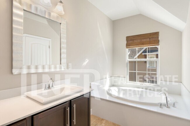 Building Photo - 1040 Matthews Run Way