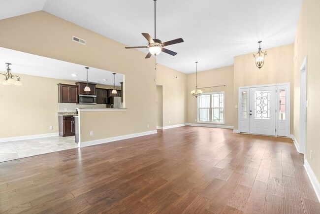 Building Photo - 3 Bedroom 2 Bath Home For Rent Near Post!