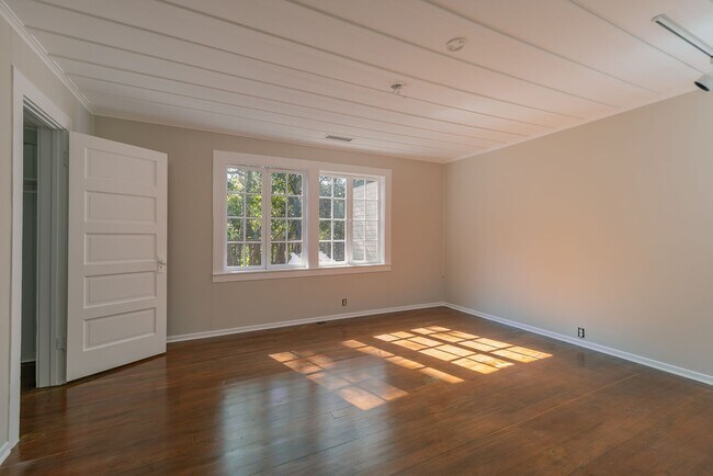 Building Photo - Hidden hideaway