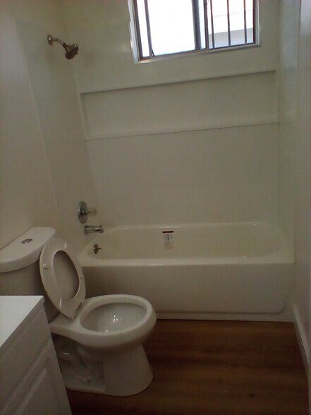 Building Photo - 14008 Los Angeles St