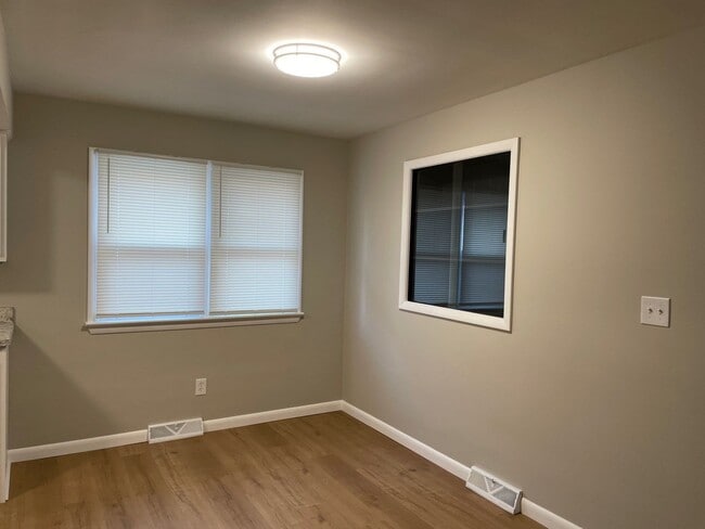 Building Photo - 1910 Thornapple Ave