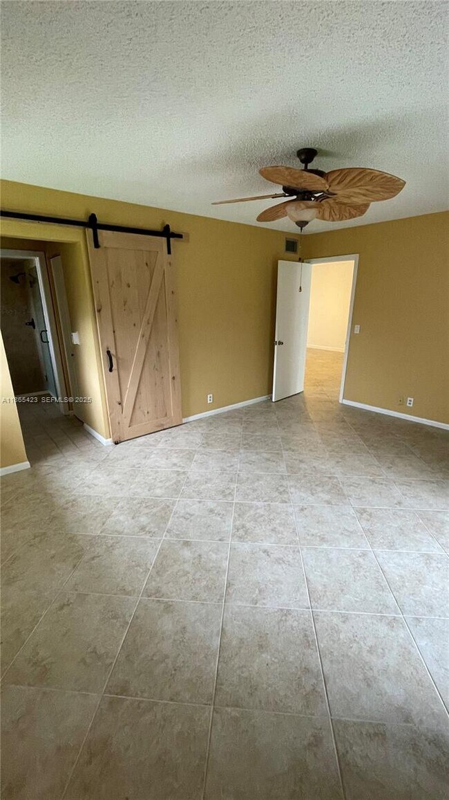 Building Photo - 110 Lake Meryl Dr