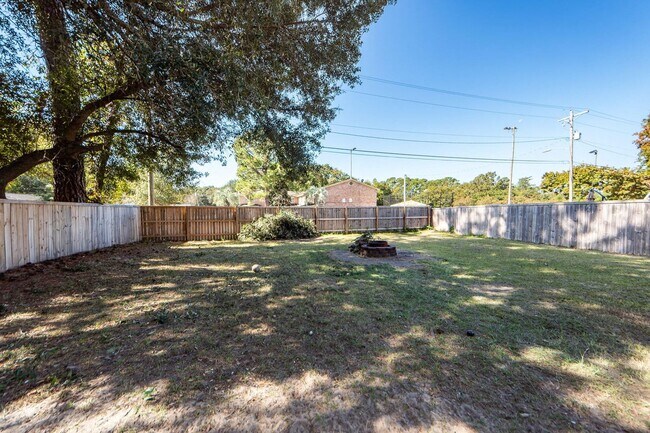 Building Photo - Comfortable Home Minutes from Park Circle