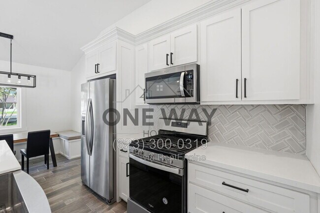 Building Photo - 4027 E Lewis Ave