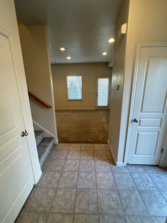 Building Photo - 2 Master Suites, 2.5 Bath Condo in West Jordan