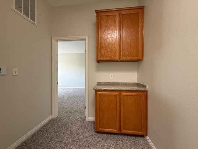 Building Photo - Very large 2 + 2 1/2 townhouse in Northridge