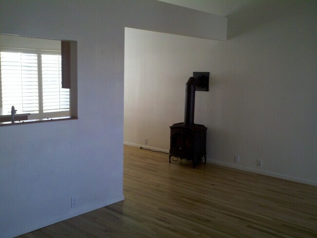 Building Photo - North-east one level living.