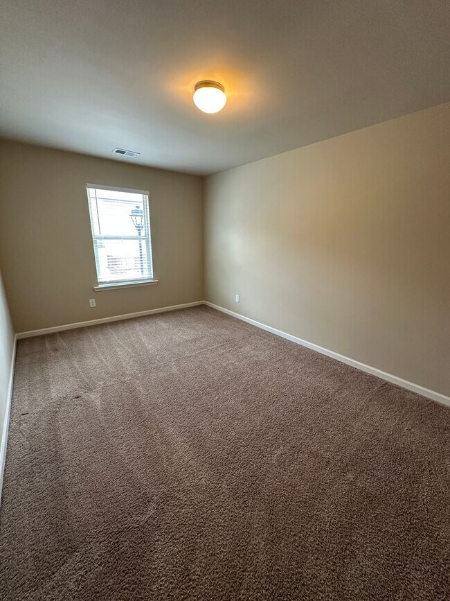 Building Photo - NEW LISTING - GORGEOUS TOWNHOME IN KENNESAW!