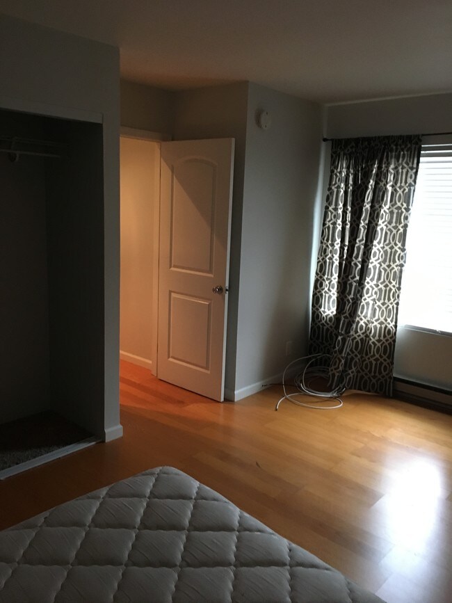 Building Photo - 389 Half Moon Ln