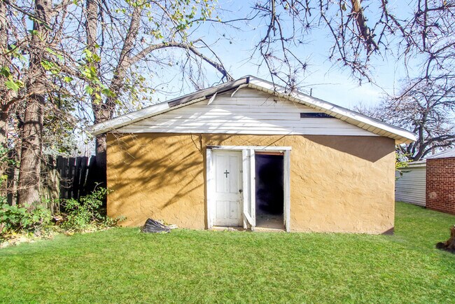 Building Photo - Freshly Renovated & Ready for You — Cozy 1 Bedroom Duplex (Voucher Friendly!)