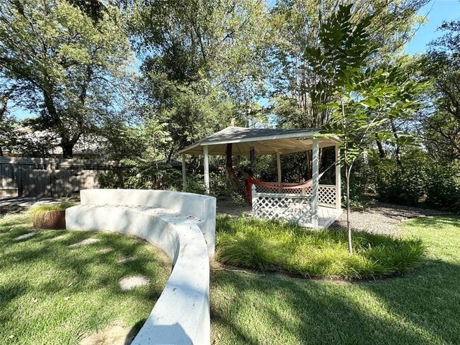 Building Photo - 400 Juniper Rd