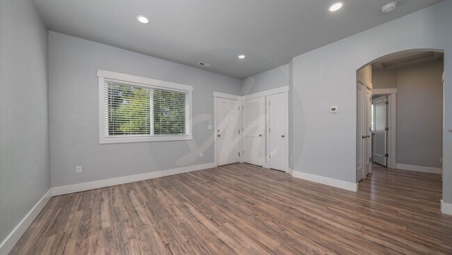 Building Photo - 2bd, 1 ba Rental Available Near Downtown C...
