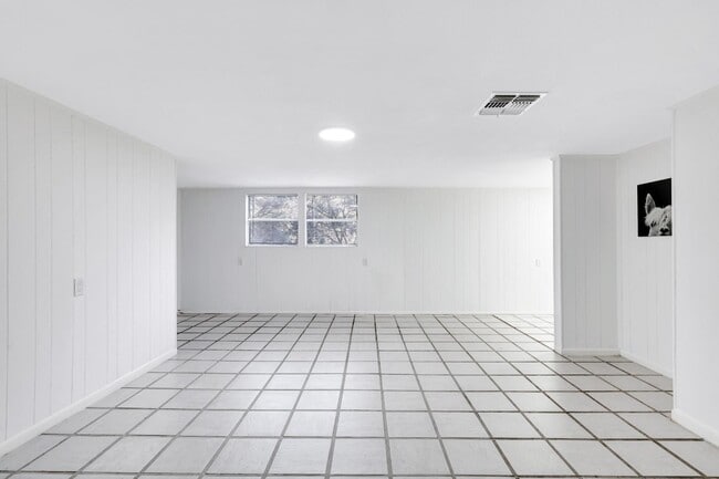 Building Photo - 1122 Oakridge Ln