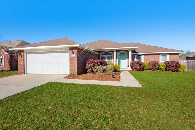 Building Photo - Splash in with a4/2 pool home in Holly-Cli...